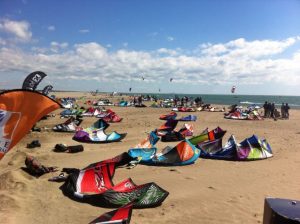 Lämna inte kiten på stranden i onödan där den exponeras av sol, vind och sand.